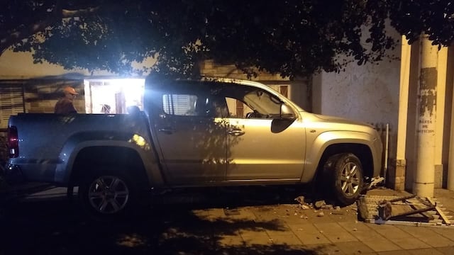 Chocó su camioneta contra la reja de una casa y estaba alcoholizado