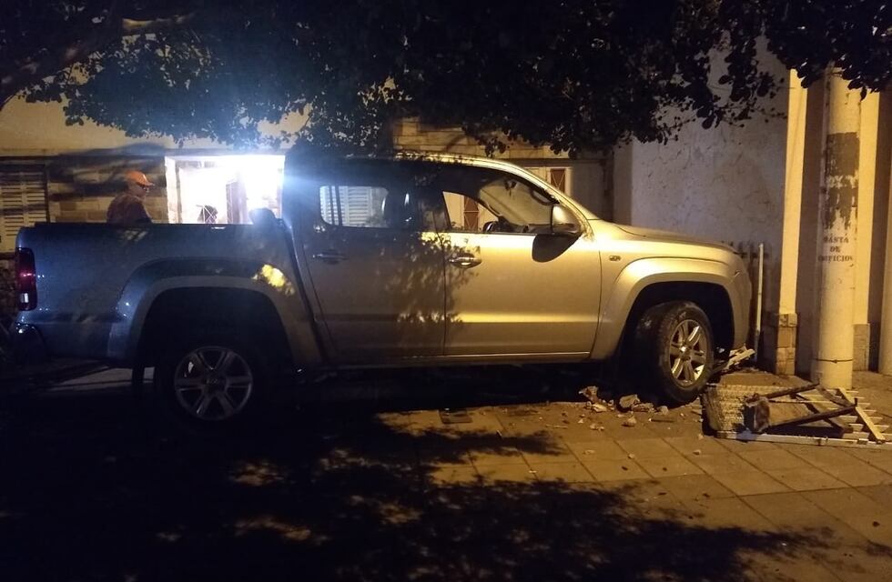 Un conductor alcoholizado chocó contra la reja de una vivienda