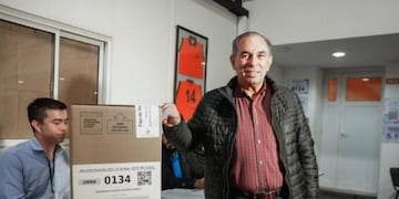 El actual intendente de Posadas, Leonardo “Lalo” Stelatto emitió su voto.