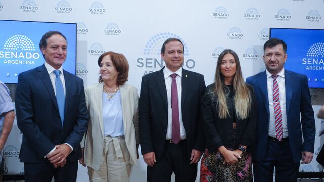 De izquierda a derecha, los senadores Espínola, Vigo, Snopek, Catalfamo y Kueider, del bloque Unidad Federal (Foto: Federico López Claro)
