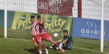 Rodrigo Garró la incrustó en la red para un gol de Instituto muy festejado. Ante un Barracas "intocable".