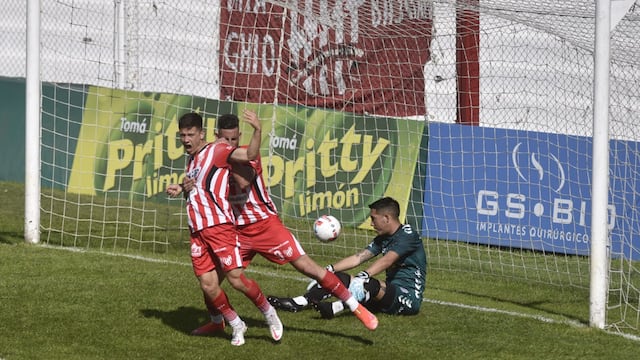 Rodrigo Garró la incrustó en la red para un gol de Instituto muy festejado. Ante un Barracas "intocable".