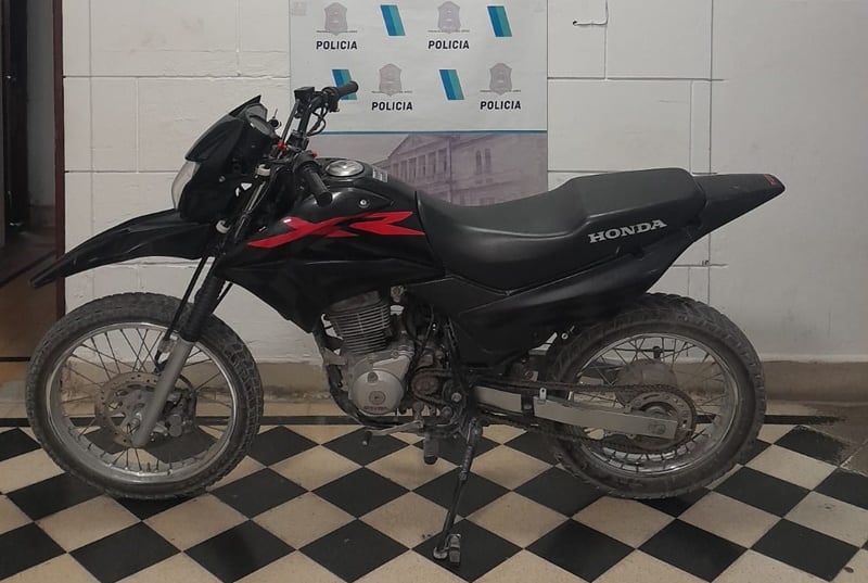 Tres Arroyos: en un allanamiento recuperan moto robada y secuestran cocaína