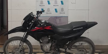 Tres Arroyos: en un allanamiento recuperan moto robada y secuestran cocaína