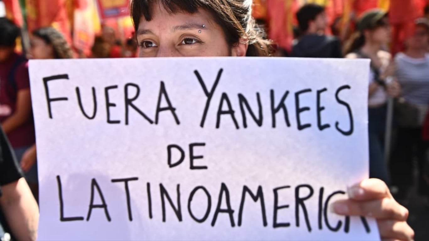 Movilización ante la embajada norteamericana para rechazar el intervención militar norteamericana en Venezuela, los bombardeos y el secuestro de Maduro. (Néstor Pitrola)