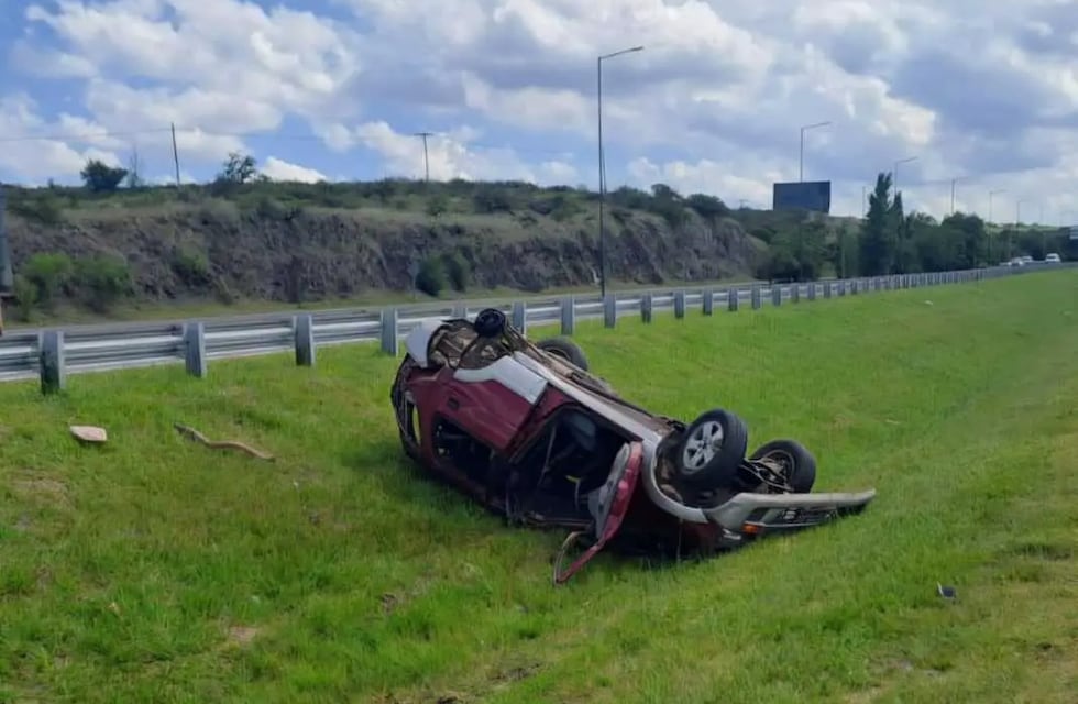 Un hombre sufrió heridas graves tras volcar en la autopista Córdoba-Carlos Paz