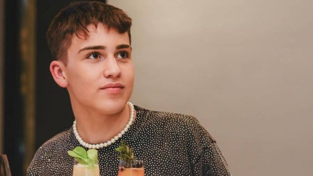 Juan, el hijo de Flor Peña, se va del país: la increíble propuesta artística que recibió