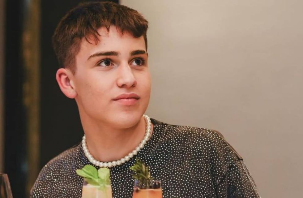 Así es la cartera con strass que lució Juan Otero, el hijo de Flor Peña