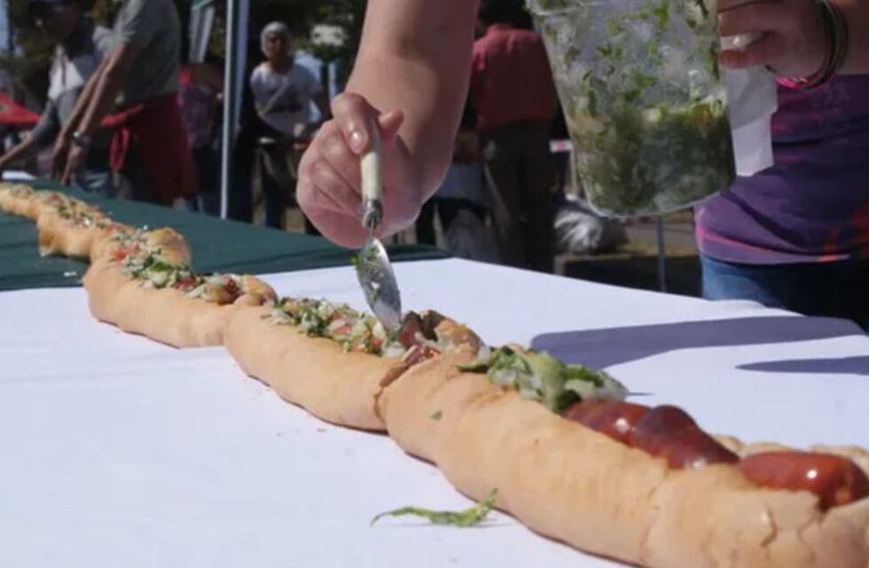 Récord mundial en Santo Tomé: hicieron el choripán más largo del planeta con 267,70 metros