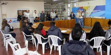 Alumnos, ediles y funcionarios municipales mantuvieron una reunión en el Concejo Deliberante para definir cómo será la exposición final de los proyectos.