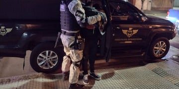 Un narcomenudista fue detenido, intentó fugarse pero lo atraparon a metros de su domicilio. Quedó aprehendido.