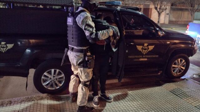 Un narcomenudista fue detenido, intentó fugarse pero lo atraparon a metros de su domicilio. Quedó aprehendido.