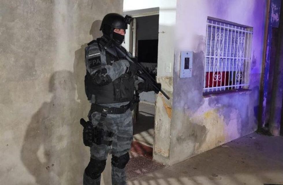 Arroyito: la FPA detuvo a dos sujetos por venta de drogas, uno cuando descendía del ómnibus