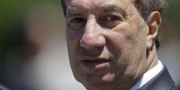 Carlos Bilardo pudo sostener entre sus manos la tercera copa que ganó la Argentina. Foto: AP / Archivo.
