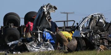Un auto y un camión calisionaron en ruta y dejó un saldo de cuatro fallecidos.