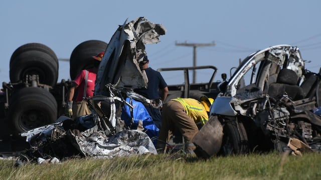 Un auto y un camión calisionaron en ruta y dejó un saldo de cuatro fallecidos.