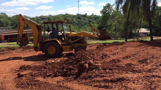 Se mantienen los trabajos de refuncionalización de la plaza Eva Perón de Puerto Iguazú.