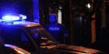 El operativo policial realizado anoche en el local donde se desactivó una fiesta clandestina. Gentileza