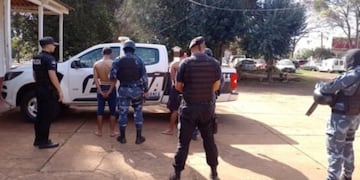 Campo Viera: detienen a un padre y a su hijo por atacar a otro individuo con un arma blanca.
