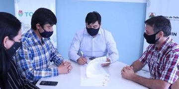 El Intendente Daniel Harrington firmó el contrato con la Empresa Proalsa  S.r.l.