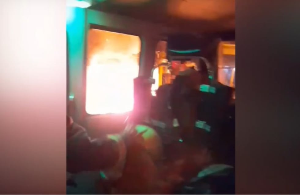 Bomberos Voluntarios de Puerto Iguazú apagan un incendio provocado cerca de viviendas