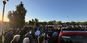 Trabajadores de Iguazú protestaron por demoras en el paso fronterizo con Brasil.