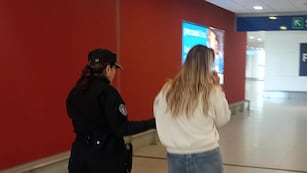 Detención de Candelaria Salazar en el Aeropuerto Ambrosio Taravella de Córdoba.