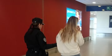Detención de Candelaria Salazar en el Aeropuerto Ambrosio Taravella de Córdoba.