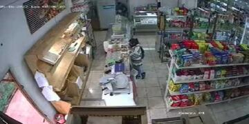 Ingresó a un comercio solicitando ayuda y terminó robando un celular.