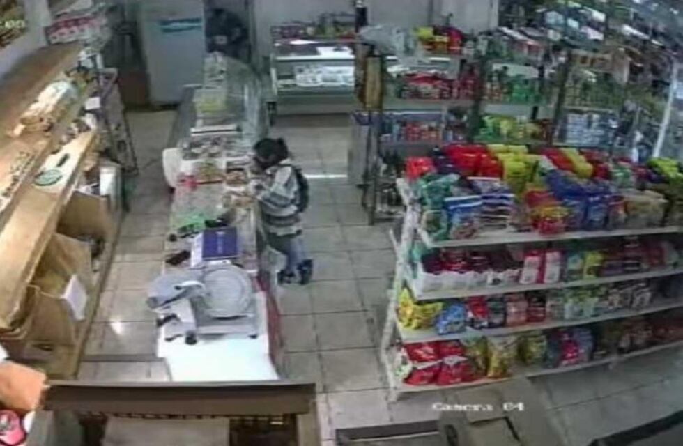 Ingresó a un comercio solicitando ayuda y terminó robando un celular