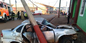 Un vehículo despistó e impactó contra un poste de luz en el centro de Puerto Iguazú.
