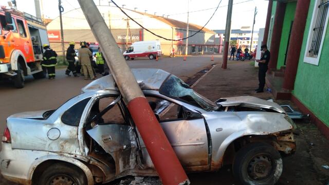 Un vehículo despistó e impactó contra un poste de luz en el centro de Puerto Iguazú.