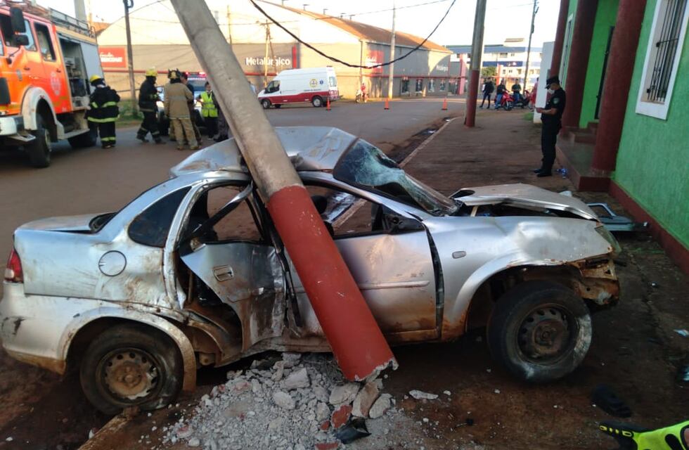 Un vehículo despistó e impactó contra un poste de luz en Puerto Iguazú