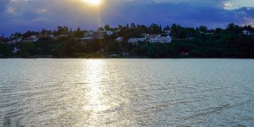 Atardecer sobre el lago San Roque. Foto: Daniel Santos
