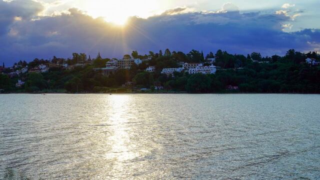 Atardecer sobre el lago San Roque. Foto: Daniel Santos