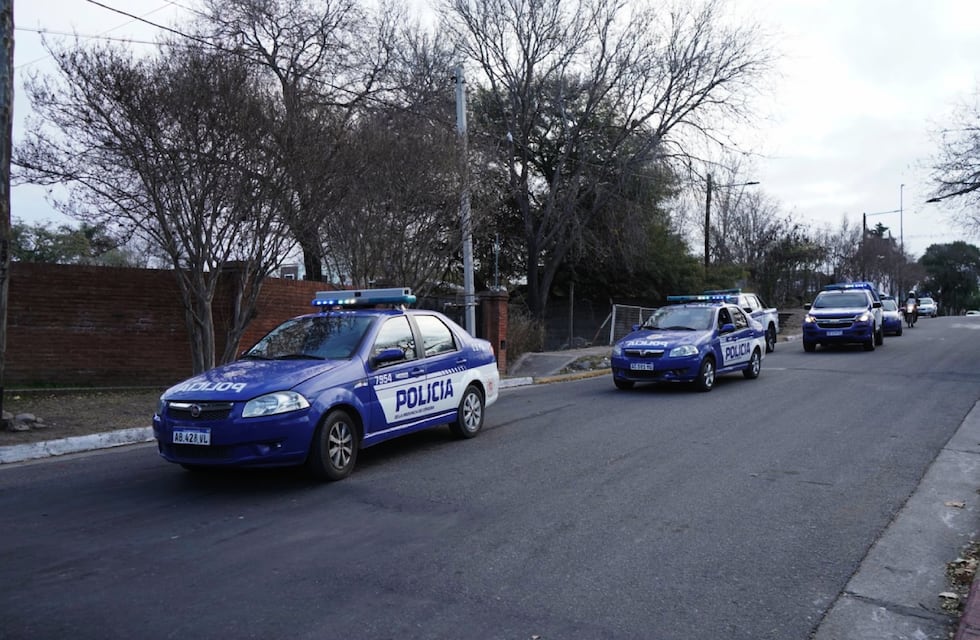 Córdoba: familiares de un delincuente detenido golpearon brutalmente a una policía