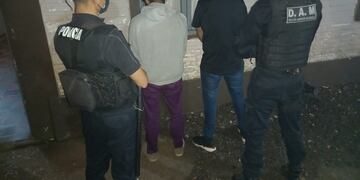 Dos detenidos tras robarle el celular a una mujer en Posadas.