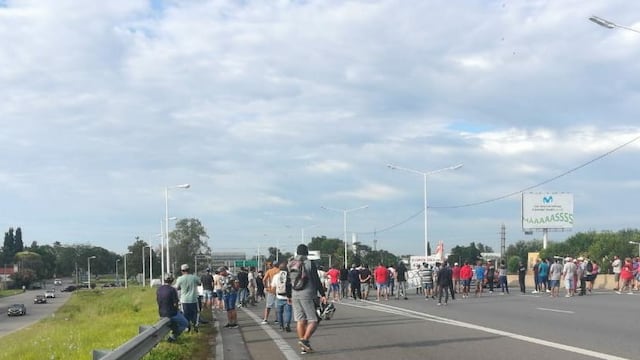 La protesta comenzó este lunes a primera hora y se interrumpió durante la noche. (@belitaonline)