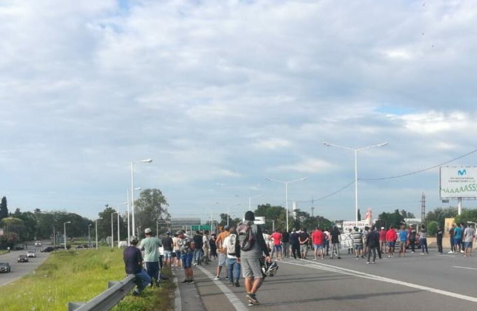 Pescadores retoman corte del puente Rosario-Victoria y otras rutas santafesinas
