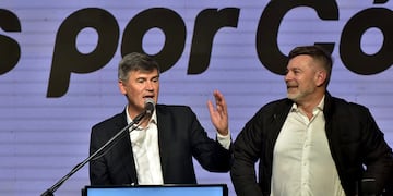 Festejos en el búnker de Hacemos Unidos por Córdoba. (Facundo Luque / La Voz)