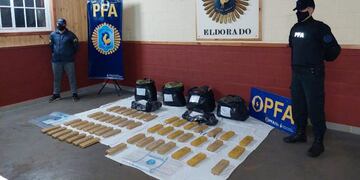 Secuestran marihuana y detienen a dos personas en Puerto Piray.