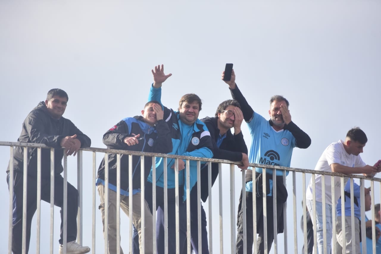 Los hinchas de Belgrano y otra muestra de amor masivo. Tremendo acompañamiento de los piratas en la Copa Argentina. (José Gabriel Hernández / Enviado a Rosario)