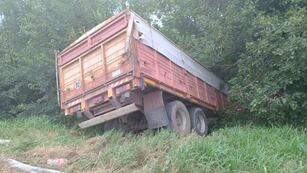 El rodado estaba cruzando una rotonda cuando despistó y volcó en Córdoba.