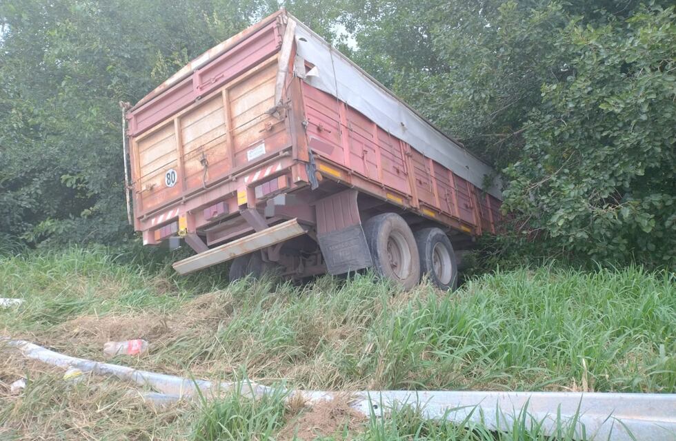Quiso cruzar una rotonda y volcó un camión repleto de cereales en Córdoba
