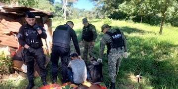 Dos cazadores fueron detenidos cuando faenaban a un carpincho en Candelaria.