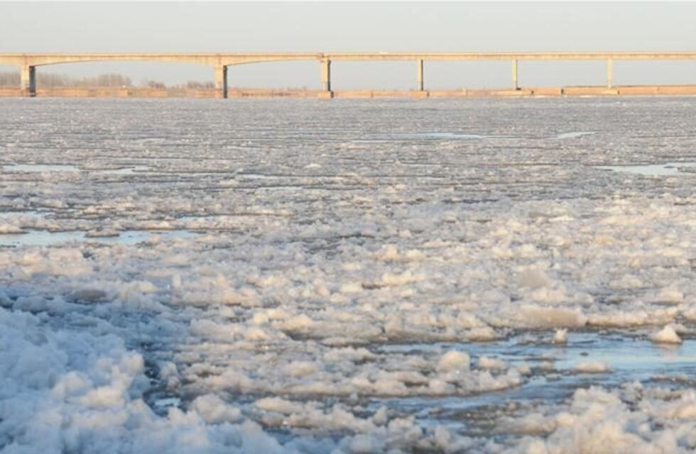 Un abuelo quedó “aislado” porque se congeló un río y los vecinos fabricaron una “tirolesa” para llevarle comida