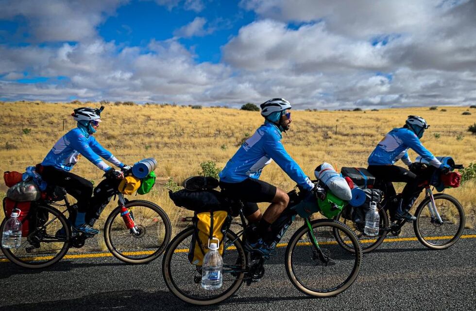 Cuatro cordobeses pedalearon 10.500 kilómetros y filmaron su emocionante llegada a Qatar