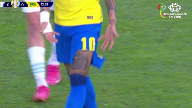 Neymar se rompió el pantalón a poco de comenzar el partido.
