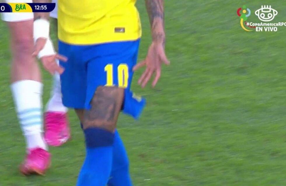 Neymar se rompió el pantalón ante Argentina y explotaron los memes