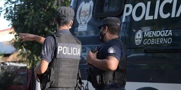 Violento robo en Maipú: delincuentes golpearon y balearon a contratistas para llevarse 3 celulares (imagen ilustrativa)